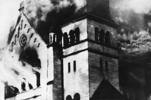 Brennende Synagoge in der Nacht vom 9. auf den 10. November 1938
